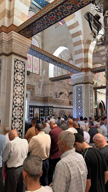 تصاویری از اقامه نماز ظهر در مصلای قِبلی در مسجد مبارک الاقصی