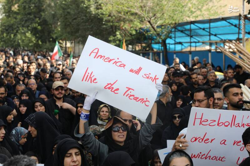 عکس / پلاکاردها و دست نوشته‌ها در مراسم تشییع شهدای اقتدار 28
