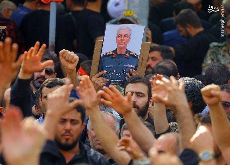 تدفین سپهبد شهید محمد باقری و همسر و دختر شهیدش+ عکس و فیلم