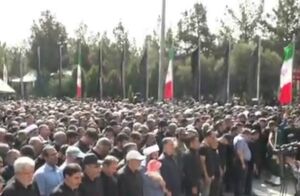 فیلم/ اقامه نماز بر پیکر مطهر شهید حاجی‌زاده