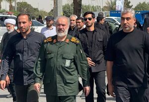 عکس/ حضور سردار فدوی و حسین طائب در خاکسپاری شهید حاجی‌زاده