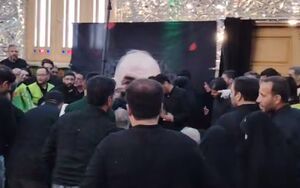 فیلم/ تلقین خواندن حاج منصور ارضی در تدفین سردار شهید سلامی