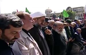 فیلم/  اقامه نماز بر پیکر سپهبد شهید علی شادمانی