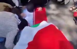 می‌خواستند این پرچم را پایین بکشند؛ سجده‌گاه شد