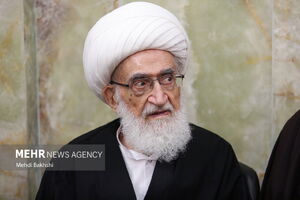 آیتالله نوری همدانی: تهدید آیتالله خامنهای، حکم محاربه دارد