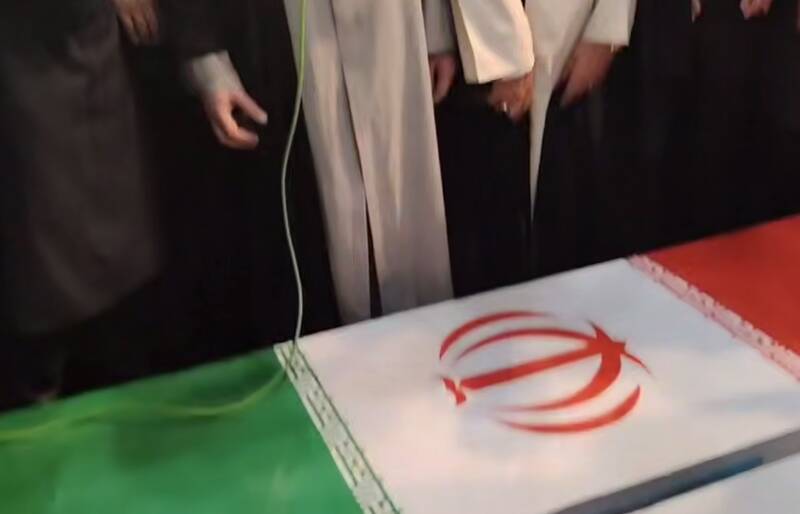 فیلم/ اقامه نماز بر پیکر مطهر شهید سلامی