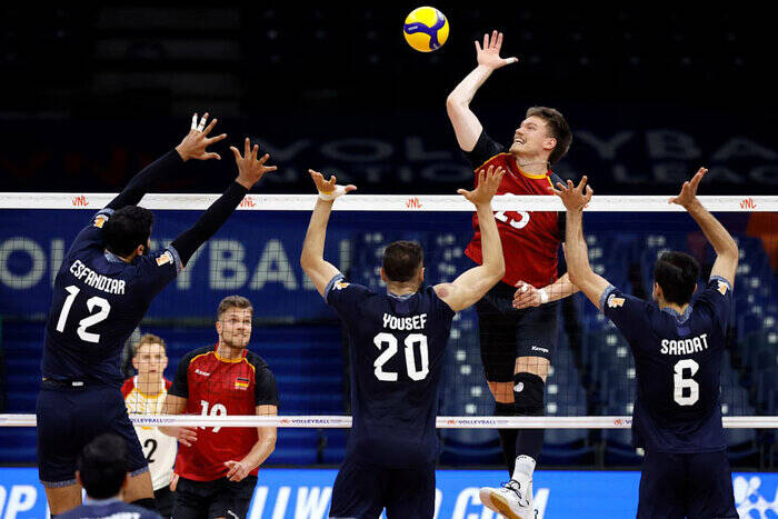 اتفاق عجیب برای تیم ملی؛ چرا روی پرچم ایران، برچسب زده شد؟ 2