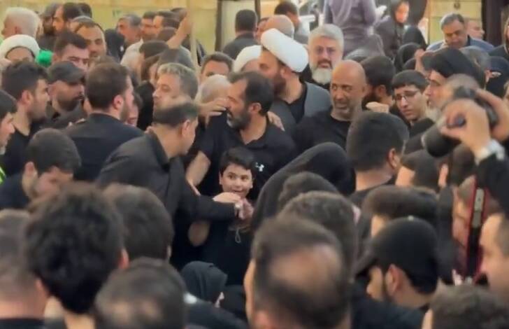 فیلم/ حضور خانواده شهید نعمتی بر سرمزار ایشان