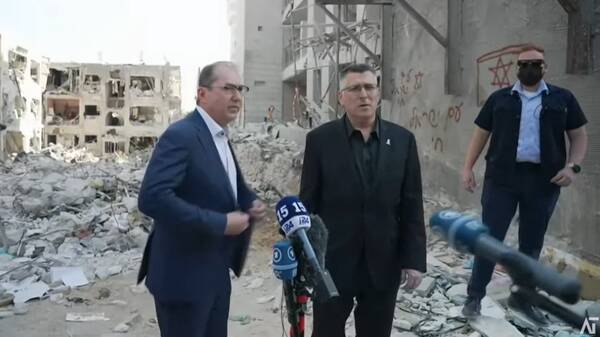 بازدید وزیر کشور آلمان از محل اصابت موشک ایران+ عکس