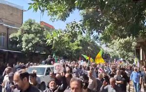 فریاد مرگ بر آمریکا و اسرائیل در مراسم تشییع پیکر شهید ایزدی