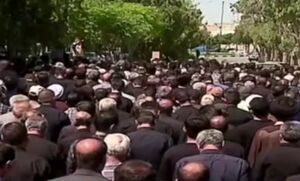 فیلم/ اقامه نماز بر پیکر شهید محمد انصاری