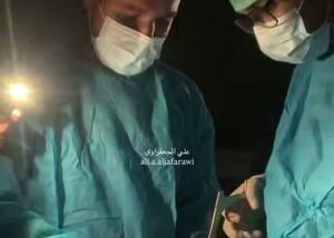 عمل جراحی خطرناک با نور تلفن‌ همراه در غزه