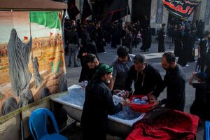 پذیرایی از عزاداران حسینی در موکب کف العباس(ع) کربلا