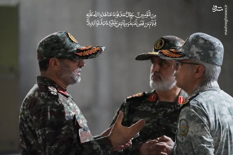 شهید باقری در کنار شهیدان حاجی زاده و باقری