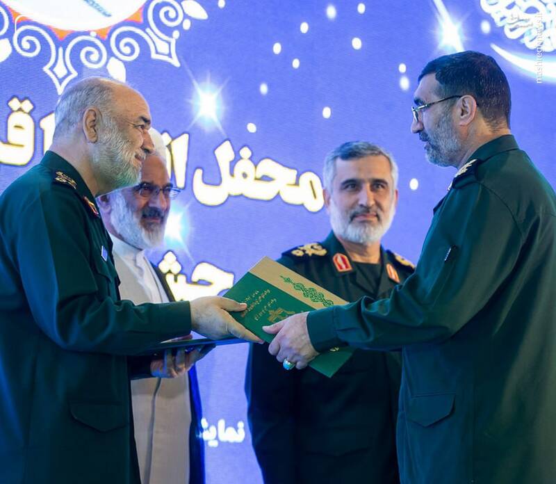 اهدای لوح دومین جشنواره قرآنی سپاه پاسداران به شهید باقری توسط سپهبد شهید حسین سلامی