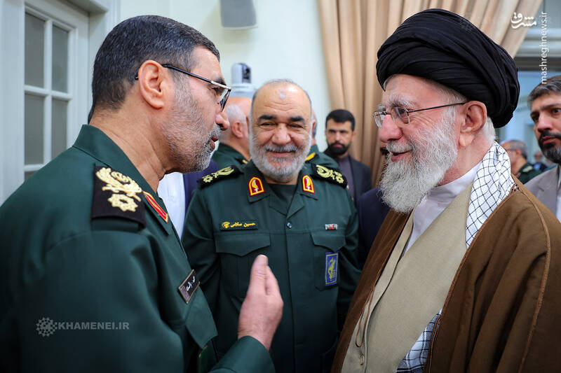 شهید باقری و شهید سلامی در محضر فرمانده کل قوا