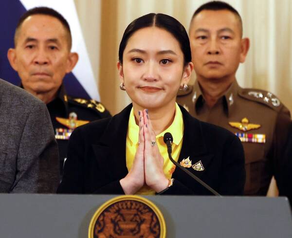 تعلیق نخستوزیر تایلند پس از «عمو» خواندن رهبر کامبوج