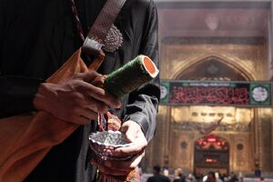 نذر آب جوان بغدادی در حرم حضرت عباس(ع)