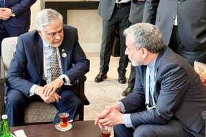 عکس/ دیدار و گفتگوی وزرای خارجه ایران و پاکستان
