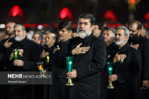 آیین شمع گردانی مراسم خطبه خوانی شب عاشورا در حرم رضوی