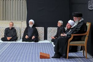 لحظه ورود رهبر انقلاب به حسینیه امام خمینی(ره) در مراسم عزاداری شب عاشورای حسینی