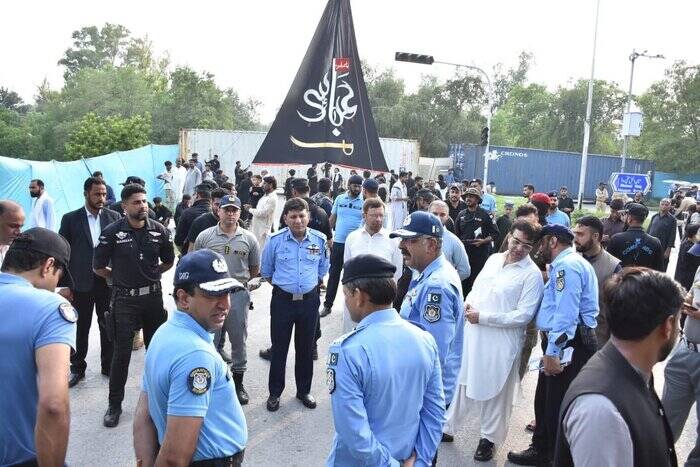 حال و هوای عاشقان «علمدار باوفای کربلا» در پاکستان + عکس