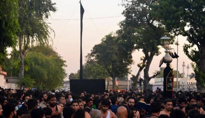 حال و هوای عاشقان «علمدار باوفای کربلا» در پاکستان + عکس