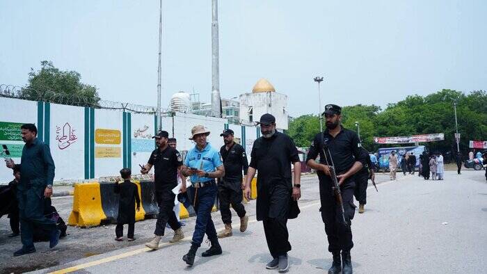 حال و هوای عاشقان «علمدار باوفای کربلا» در پاکستان + عکس