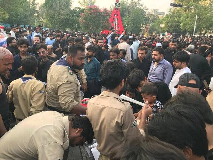 حال و هوای عاشقان «علمدار باوفای کربلا» در پاکستان + عکس