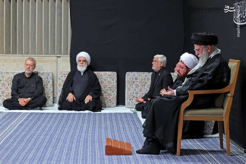 تصاویر حضور رهبر انقلاب در حسینیه امام خمینی (ره) در مراسم عزاداری شب عاشورای حسینی 7
