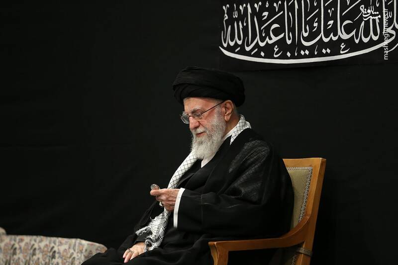 تصاویر حضور رهبر انقلاب در حسینیه امام خمینی (ره) در مراسم عزاداری شب عاشورای حسینی 5
