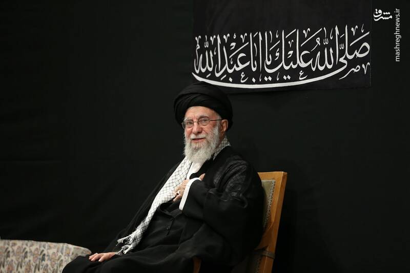 تصاویر حضور رهبر انقلاب در حسینیه امام خمینی (ره) در مراسم عزاداری شب عاشورای حسینی 6