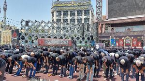 اقامه نماز ظهر عاشورا با حضور عزاداران حسینی در تهران