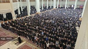 اقامه نماز ظهر عاشورا در حرم شاهچراغ(ع) +فیلم