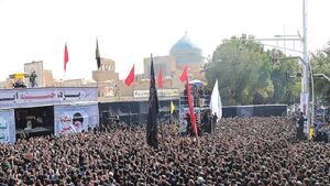 یزد، حسینیه ایران غرق در ماتم شهدای نینوا / نماز ظهر عاشورا اقامه شد