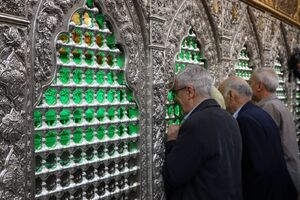 تصویر دیده‌نشده از حضور شهید محمد باقری در حرم امام حسین(ع)