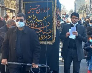 سرداری که ناشناس چرخ هیئت را می‌کشید +عکس