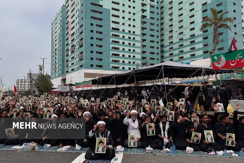 حمایت عزاداران پاکستانی در کراچی از مقام معظم رهبری