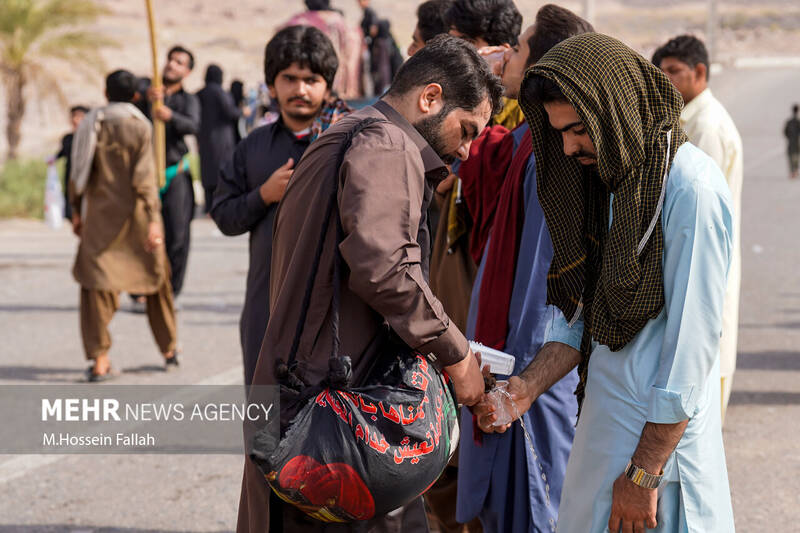 عزاداری مردم شیعه و سنی شهر بزمان در روز عاشورا