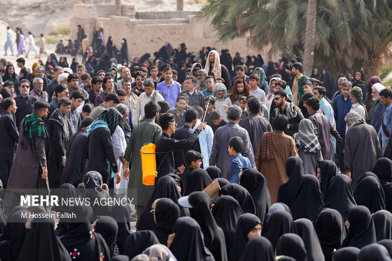 عزاداری مردم شیعه و سنی شهر بزمان در روز عاشورا