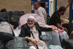 عکس/ خروج اتباع افغانستانی غیرمجاز از مرز دوغارون
