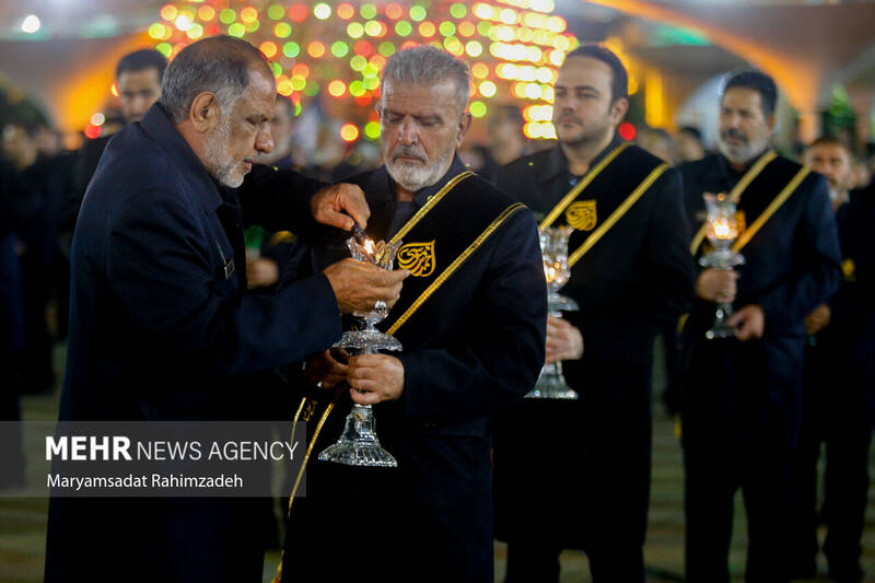 شام غریبان و لاله گردانی خدام حرم شاهچراغ (ع)