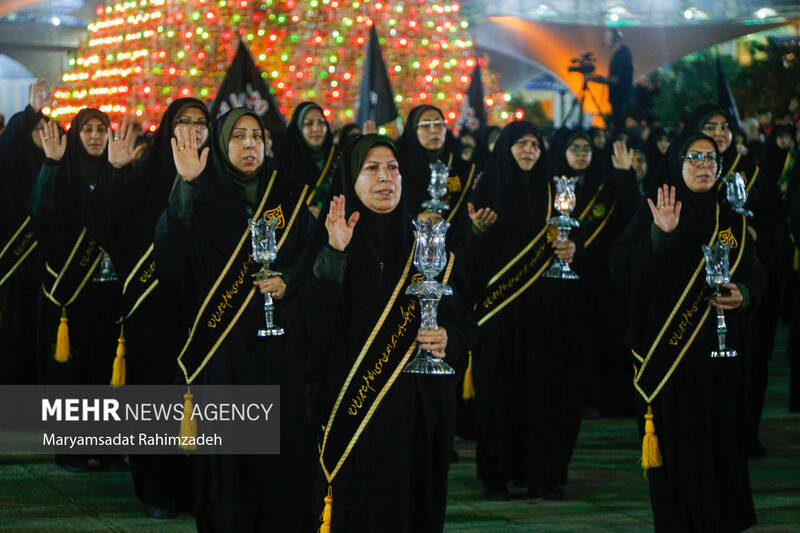 شام غریبان و لاله گردانی خدام حرم شاهچراغ (ع)