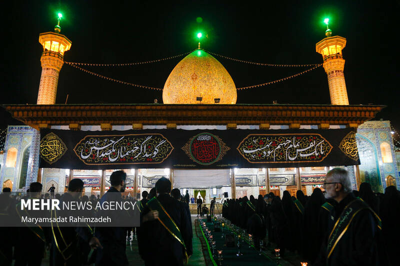 شام غریبان و لاله گردانی خدام حرم شاهچراغ (ع)