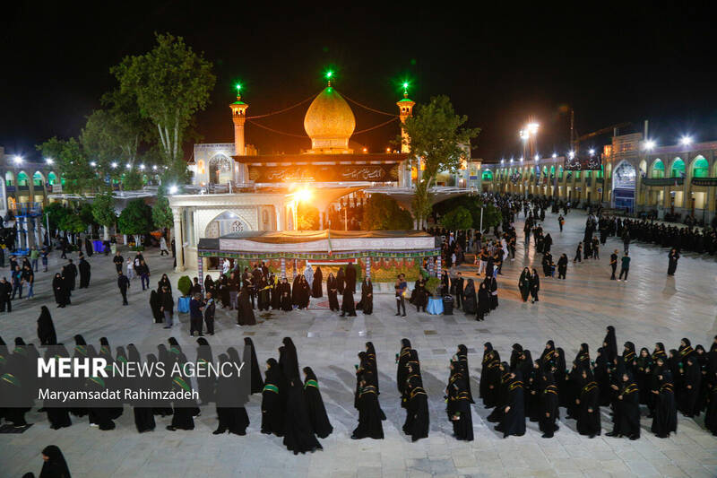 شام غریبان و لاله گردانی خدام حرم شاهچراغ (ع)