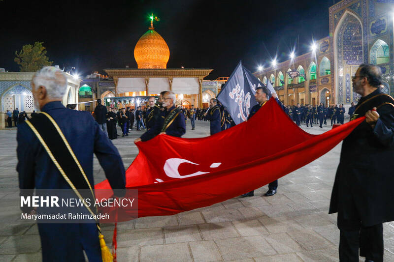 شام غریبان و لاله گردانی خدام حرم شاهچراغ (ع)