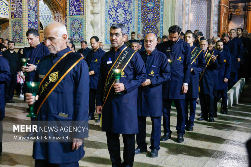 شام غریبان و لاله گردانی خدام حرم شاهچراغ (ع)