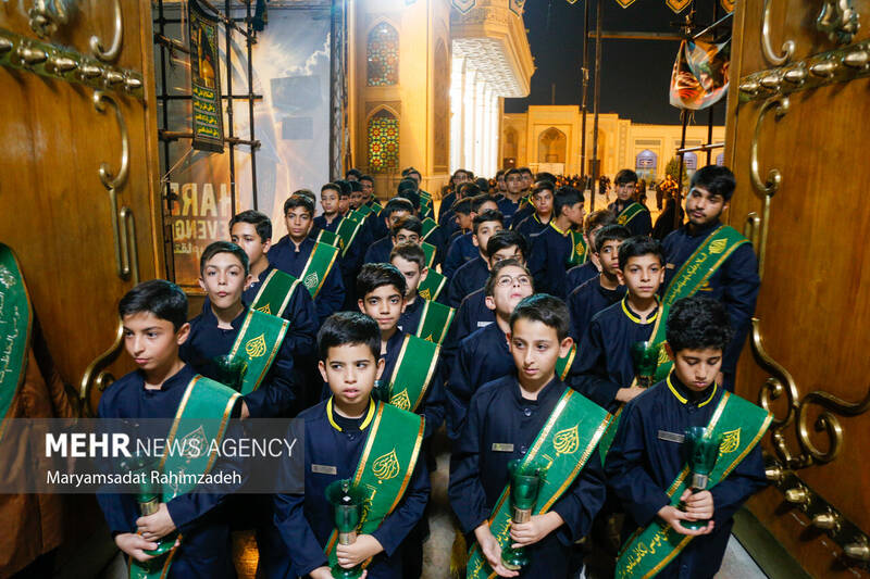 شام غریبان و لاله گردانی خدام حرم شاهچراغ (ع)