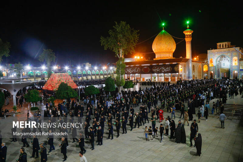 شام غریبان و لاله گردانی خدام حرم شاهچراغ (ع)