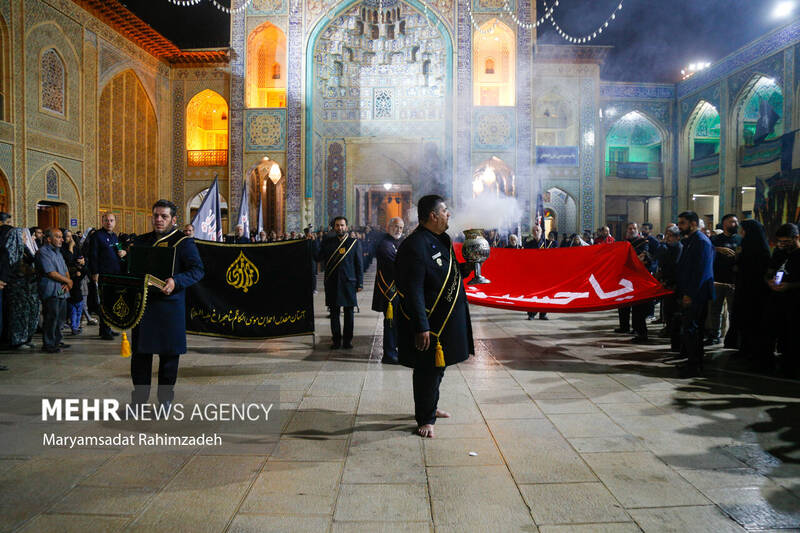 شام غریبان و لاله گردانی خدام حرم شاهچراغ (ع)